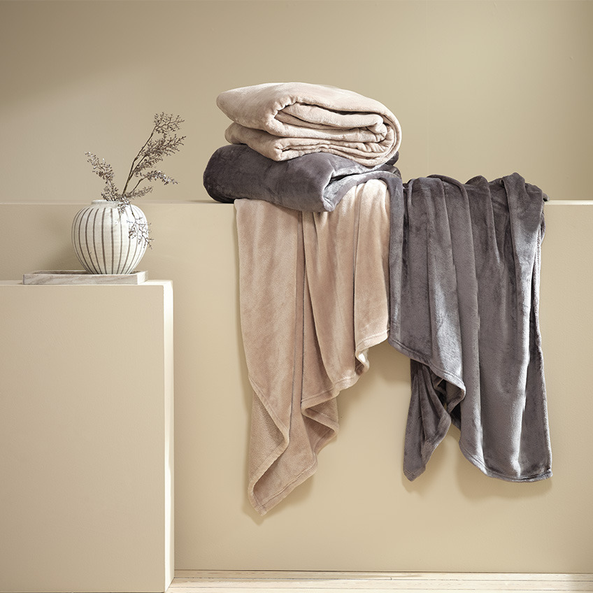Kuscheldecke GULSKOLM ist in Taupe und Grau erhältlich Kuscheldecken in Taupe oder Beige und Grau